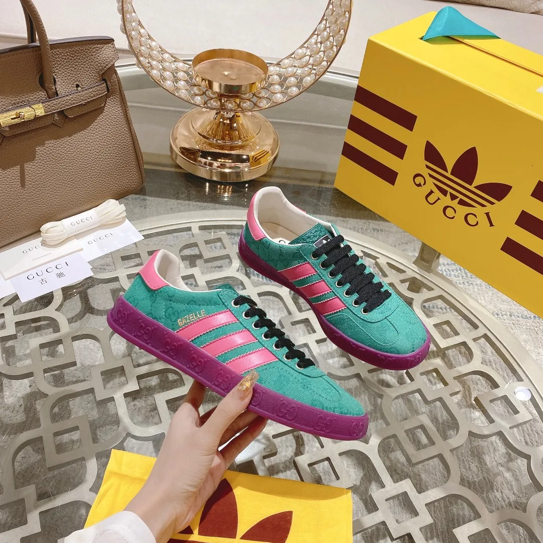 👟👟Ex-factory price 520👟👟Gucci&adidas joint limited edition couple's sneakers. A super nice joint casual sneaker with rich and bold colors! It showed everyone a completely different charm from the past! Combining retro style and youthful sports style to create a new aesthetic! Vitality yet stylish at the same time! ! Upper - made of cowhide, cowhide, cloth. Lining - sheepskin lining for foot pads. Sole - original open-molded beef tendon non-slip and wear-resistant outsole. Size: 35-47 (couple style)